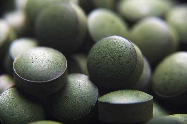 Quelles techniques pour préparer des plats à base de spiruline dans un restaurant de cuisine saine?